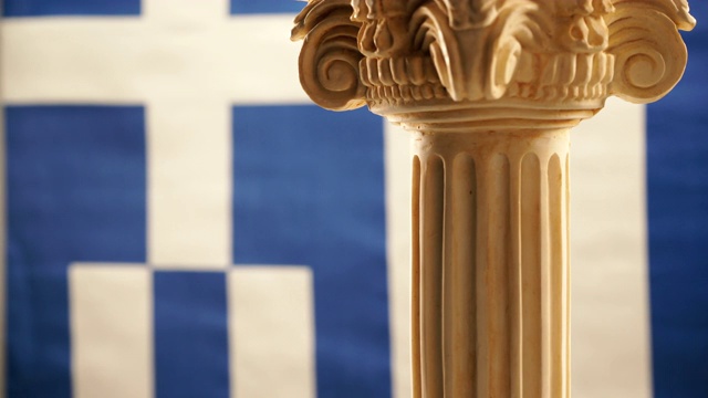 希腊国旗背景上的古代圆柱视频下载