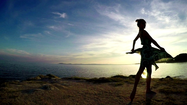 日落时分，在海边跳舞的女人视频下载