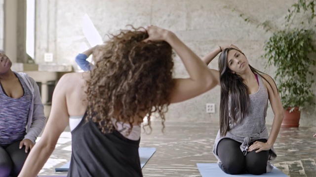 瑜伽课上的伸展运动视频素材