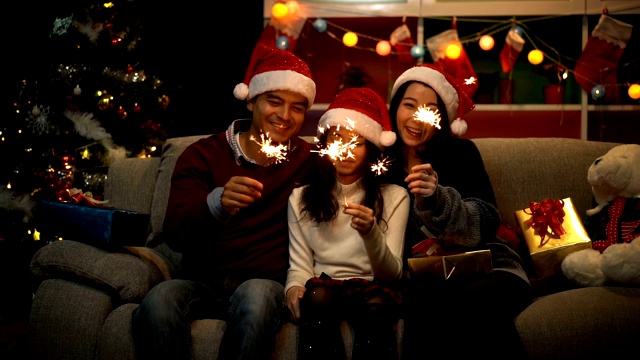 慢镜头微笑的家庭玩圣诞烟花庆祝圣诞时间视频素材