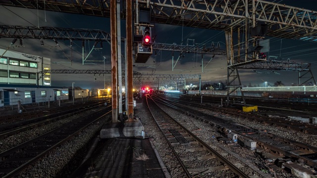 在曼彻斯特皮卡迪利火车站的晚高峰时段，许多快速移动的火车沿着铁轨快速地驶过，进站和出站视频素材
