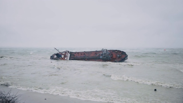 油轮在黑海海岸坠毁。乌克兰敖德萨海滩上的生态灾难。海滩上有大量的石油和燃料。船搁浅了视频下载