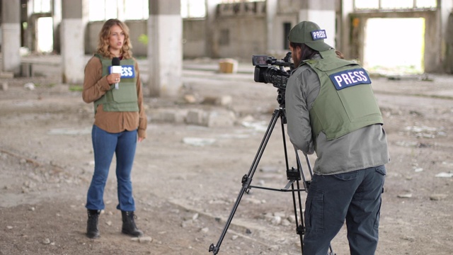 来自战区的记者进行现场报道视频素材