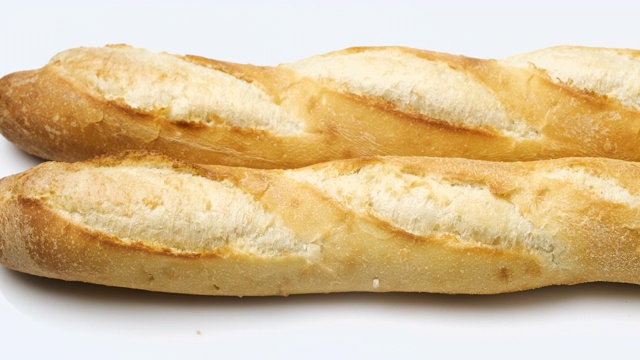 白色背景上的两根法式长棍面包视频下载