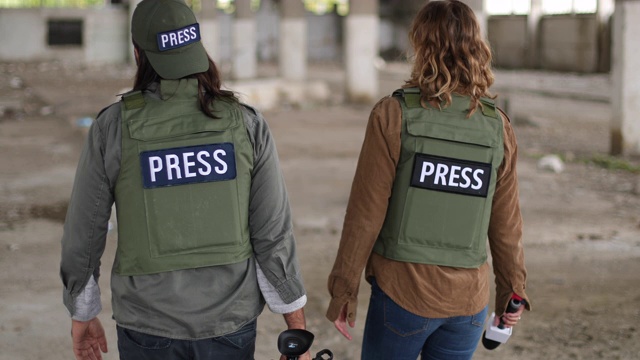 两名记者在战区进行现场报道视频素材