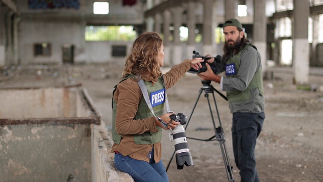 两名记者在战区进行现场报道视频素材
