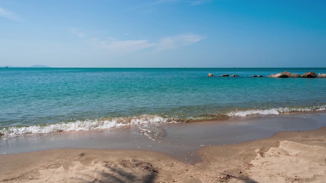 海浪冲进美丽的海滩在班森海滩在泰国湾视频素材
