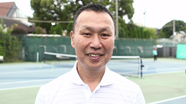 一个在网球场上微笑的男人的肖像视频素材