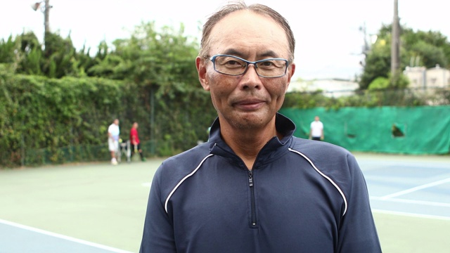 一个在网球场上微笑的男人的肖像视频素材