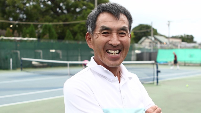 老人在网球场微笑视频素材