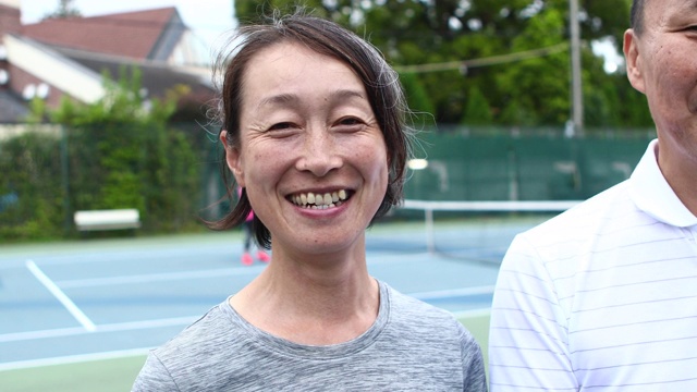 一个微笑的网球队在球场上的肖像视频下载