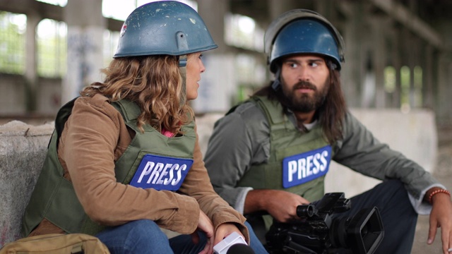 年轻的记者坐在战区视频下载