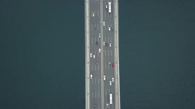 无人机拍摄的桥的俯视图视频下载