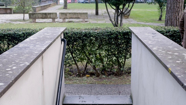 一个盲人拄着拐杖爬楼梯。障碍,自治视频素材