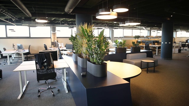 开放式办公室，有工作站和电脑。现代化的办公室内配备桌椅，宽敞的工作环境视频下载