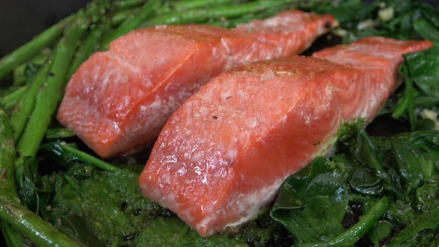 三文鱼配菠菜和芦笋视频素材