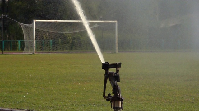 足球场上洒水器的慢动作视频下载