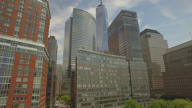 在曼哈顿下城飞行，中间是新的世界贸易中心大楼视频素材