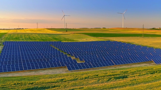 绿色田野上的太阳能电池板，波兰鸟瞰图视频素材