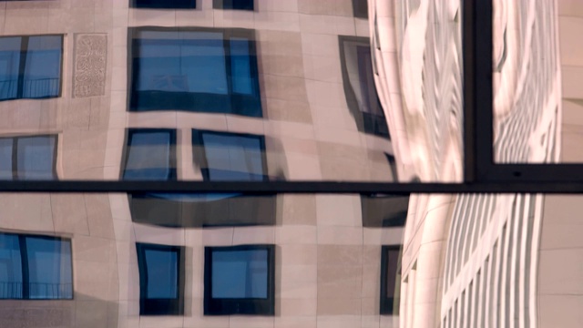 对面建筑窗户玻璃的扭曲反射视频素材