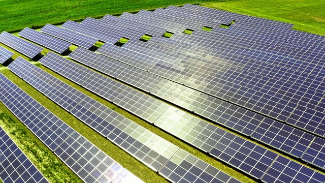 波兰绿地上的太阳能电池板鸟瞰图视频素材
