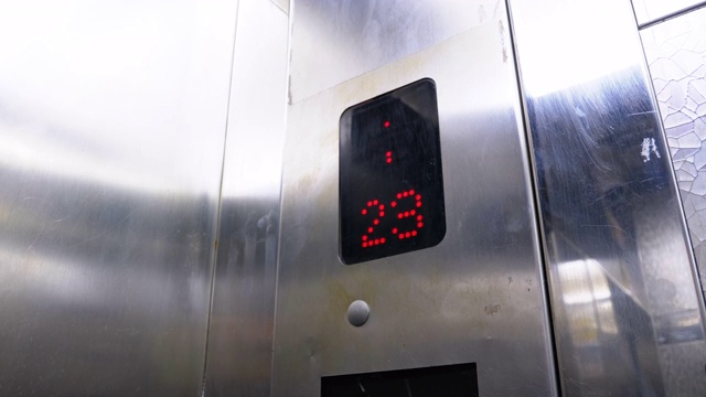 箭头向下的电梯里的数字显示器显示24层到22层视频下载