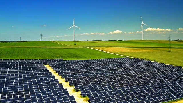 太阳能电池板，风力涡轮机和绿地，从上面俯瞰，波兰视频素材