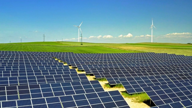 太阳能电池板和风力涡轮机在绿色领域，鸟瞰图，波兰视频素材