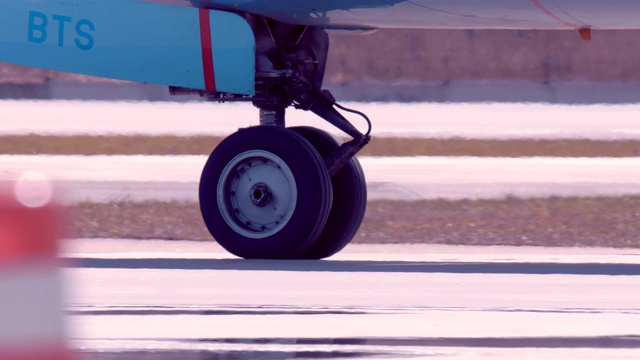 前起落架在跑道上移动的飞机的前起落架的轮子视频素材