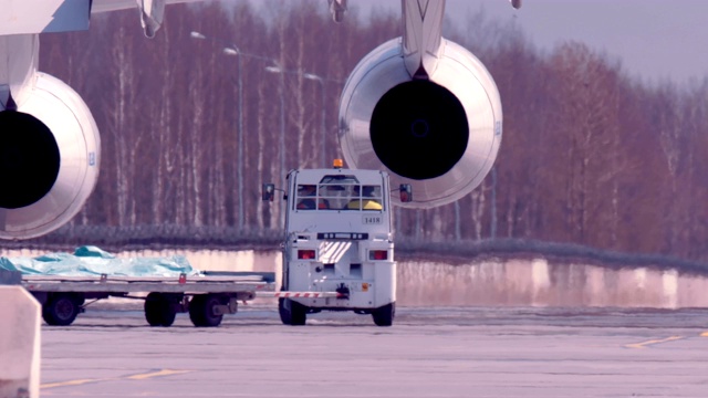 一辆公共汽车从一架正在降落的飞机上取行李视频素材