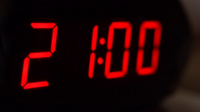特写的黑色数字时钟屏幕显示21.00。在黑色背景上闪烁着红色数字。现代计时器和霓虹灯，电子设备和现代技术视频下载