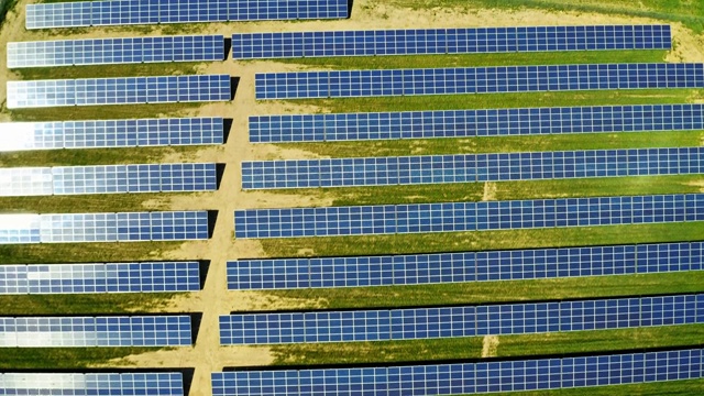 夏天，绿色田野上的太阳能电池板和风力涡轮机，鸟瞰图，波兰视频素材