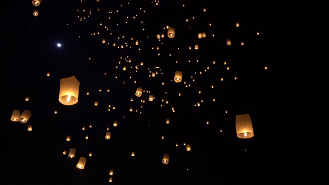 清迈灯节期间，灯笼在天空中飞舞视频下载