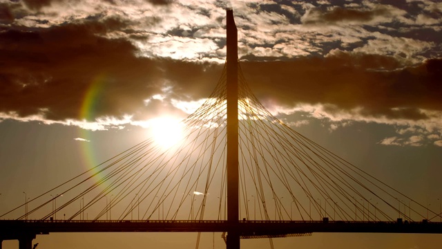 大斜拉桥在温暖的晚霞中缓缓落下视频下载