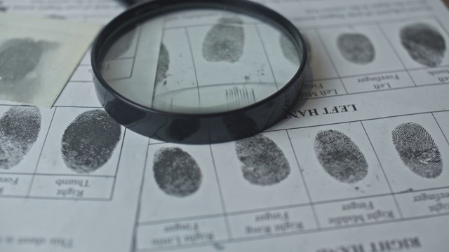 指纹卡和放大镜的动态特写，CSI。视频素材