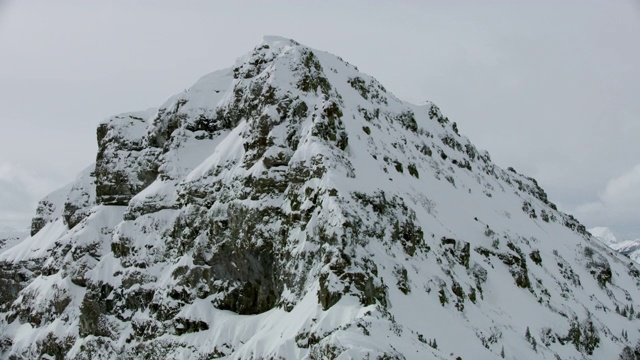 广角的雪景从后面的山峰出现视频素材