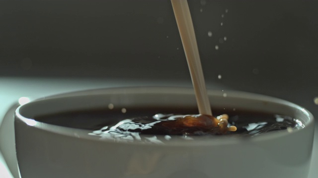微距慢镜头牛奶倒咖啡杯早上视频下载