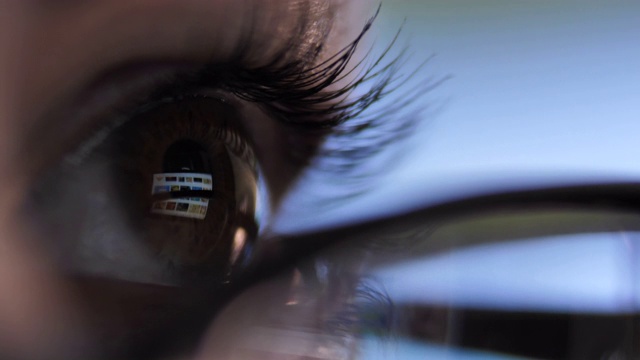 女人上网时通过笔记本电脑反射在眼睛和眼镜上微距拍摄视频下载