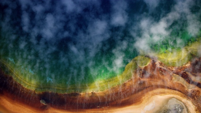 从头顶拍摄的大棱镜温泉冒着热气的边缘视频下载