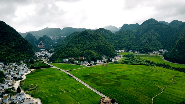喀斯特山峰森林(万峰林)的村庄和稻田，贵州，中国。视频素材