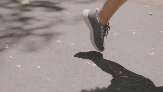 慢。铜。近距离的一组运动妇女的脚跑在森林的一条小路上视频下载