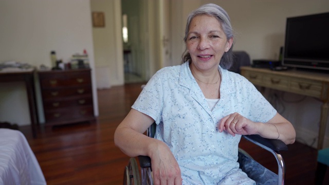 坐在轮椅上的老年妇女在疗养院视频下载