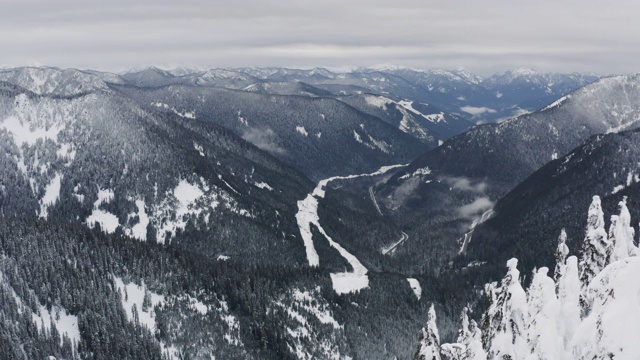令人惊叹的风景飞行滑雪者站在山顶无人机拍摄视频下载