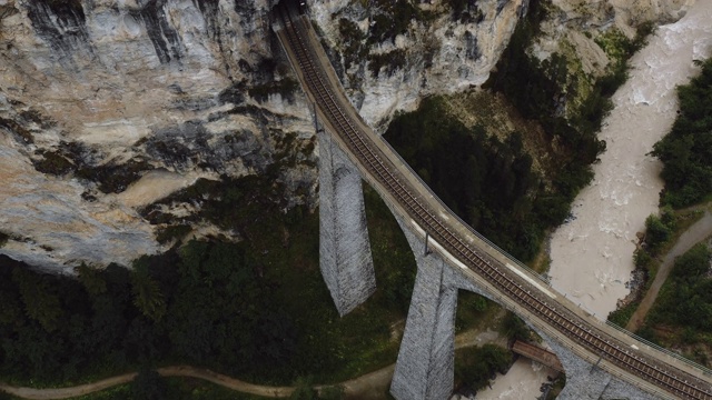 俯视图航拍著名的兰德瓦塞尔高架桥和野生河流，旅游目的地在瑞士阿尔卑斯山视频素材