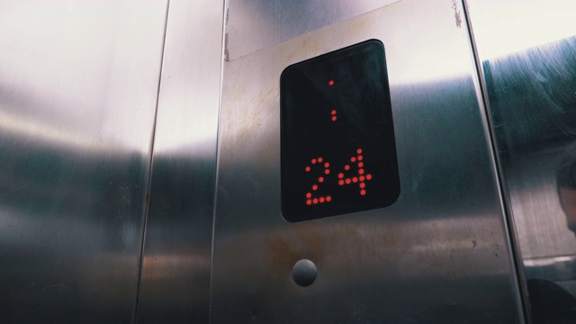 箭头向下的电梯里的数字显示显示24层到20层视频下载