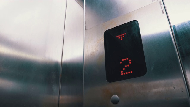 箭头向下的电梯里的数字显示显示从7层到1层视频下载