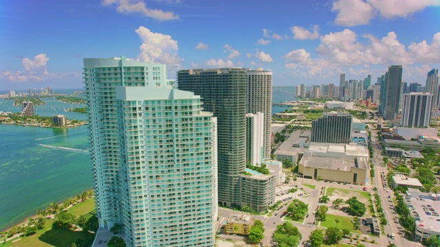 空中迈阿密市区和它的海滨视频素材