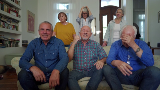 老年人,住宅内部,退休,观看视频素材