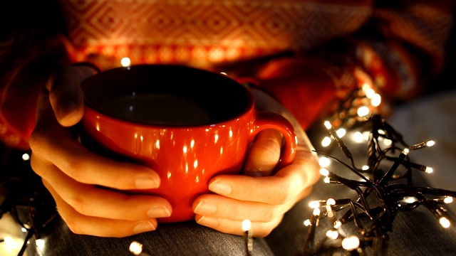 孤独的女孩在平安夜拿着咖啡杯视频素材