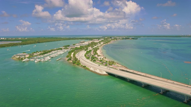 空中Rickenbacker堤道横跨比斯坎湾，佛罗里达视频素材